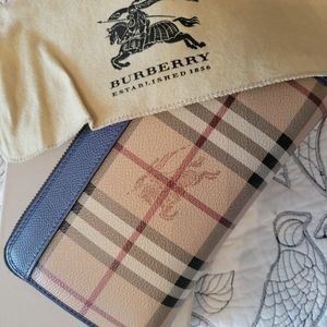 CLASSIC BURBERRY WALLET! EXCELLENT CONDITION